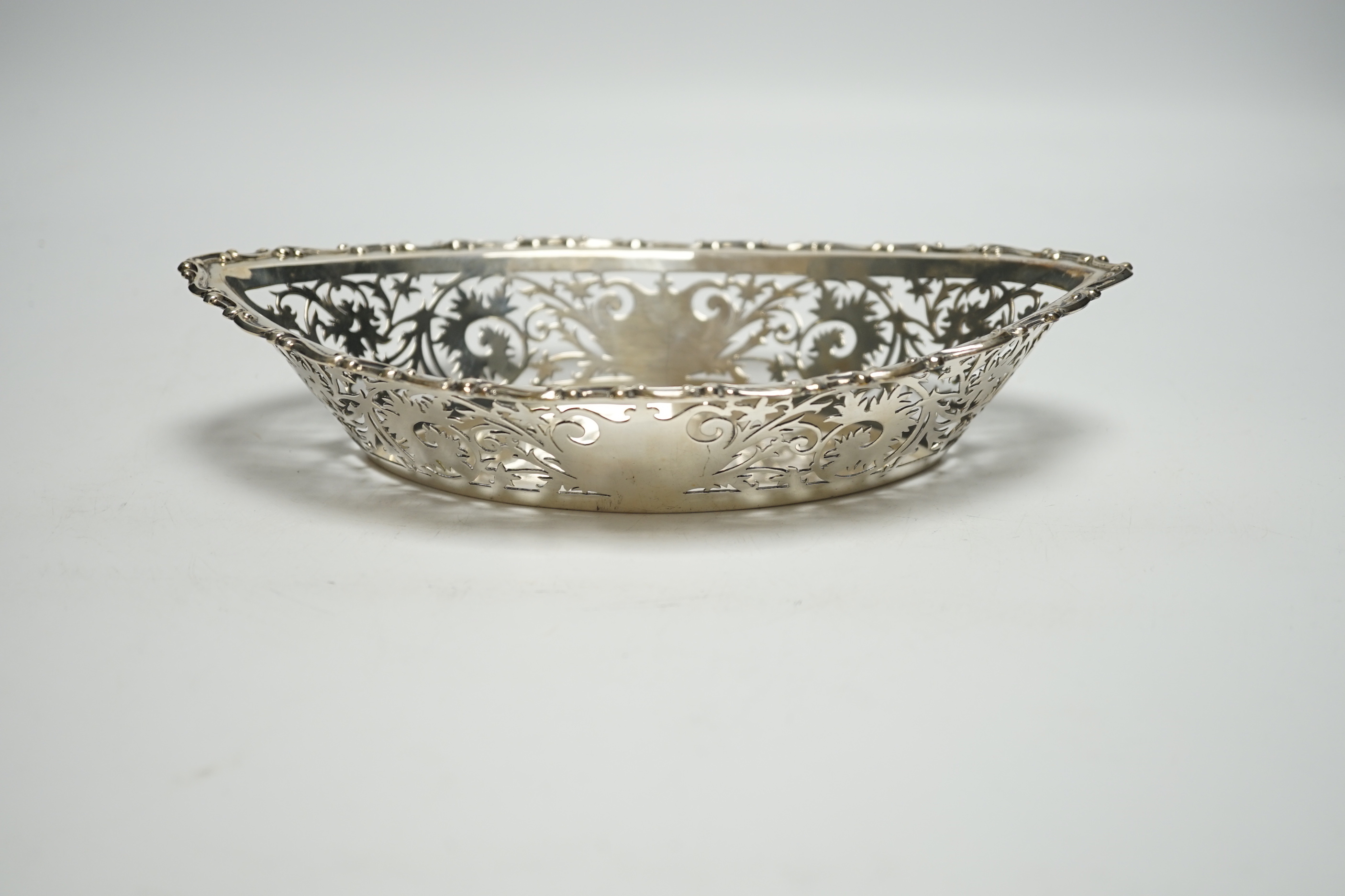 An Edwardian pierced oval silver dish, Chester, 1901, 23.3cm, 7.5oz.